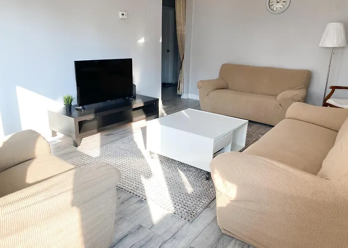 Spacious Mbr Near Kennedy Subway & Go